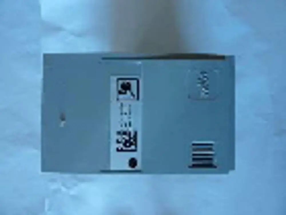 Graues, rechteckiges Produkt mit strukturiertem Rand und Sichtfenster. Aufkleber mit Barcodes und Markenzeichen "Remeha" auf der Vorderseite.
